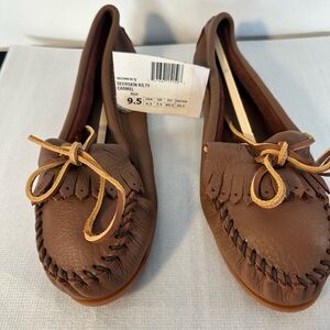 Minnetonka Women's deerskin Carmel colored. Moccasins